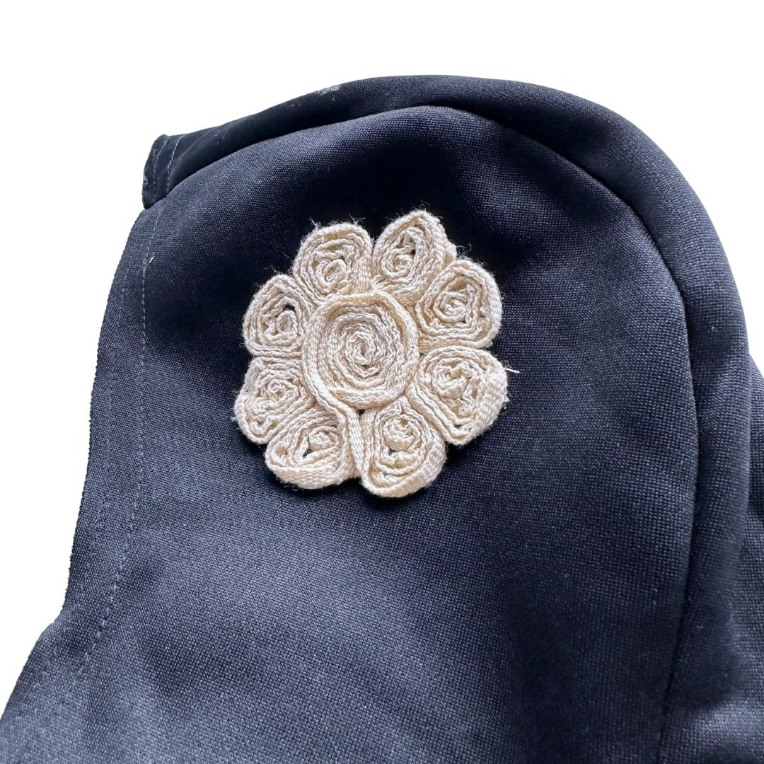 LITTHE CREATIVE FACTORY - Cagoule noire avec fleur frodée - Taille unique