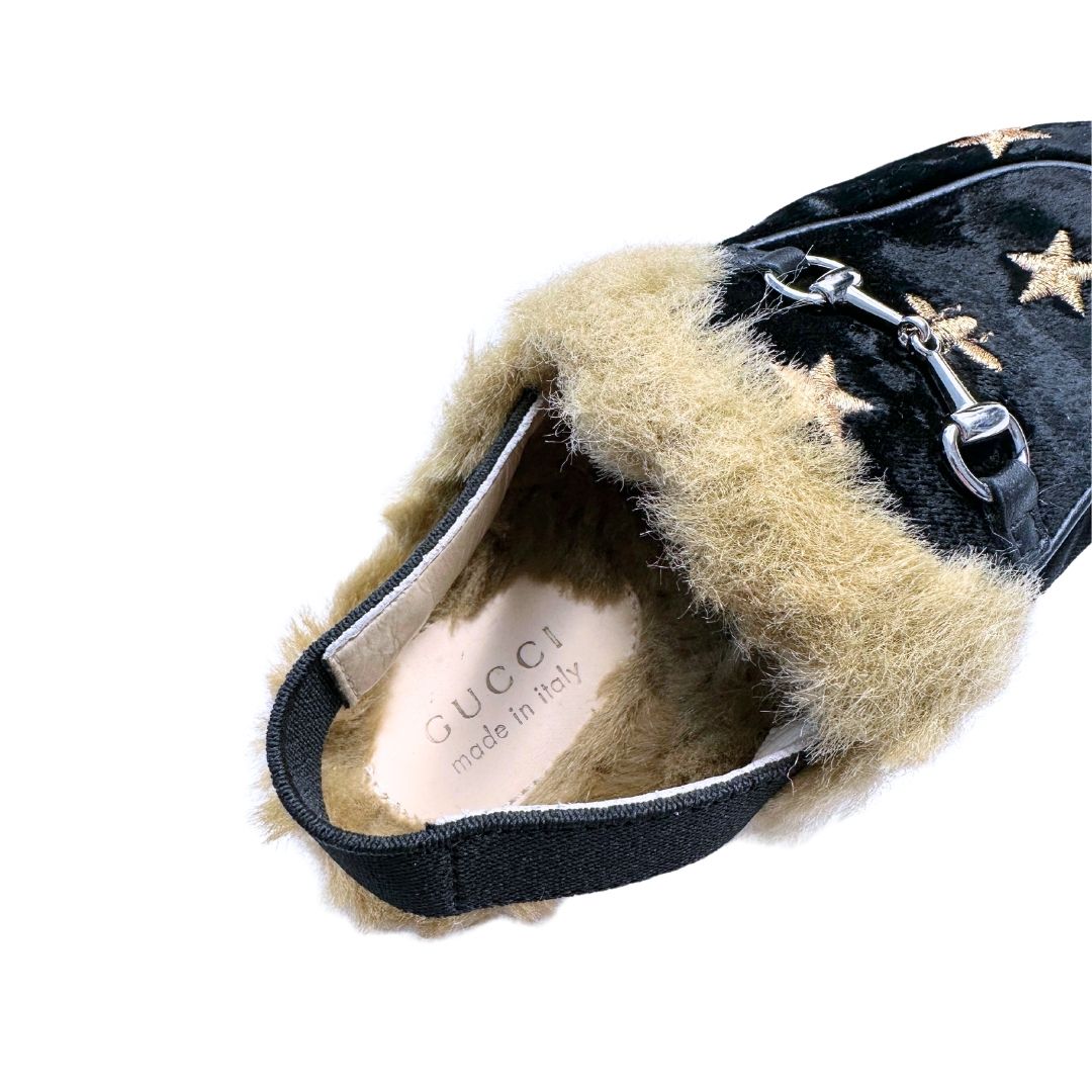 GUCCI - Mocassins noires avec étoiles dorées et fourrure - 25