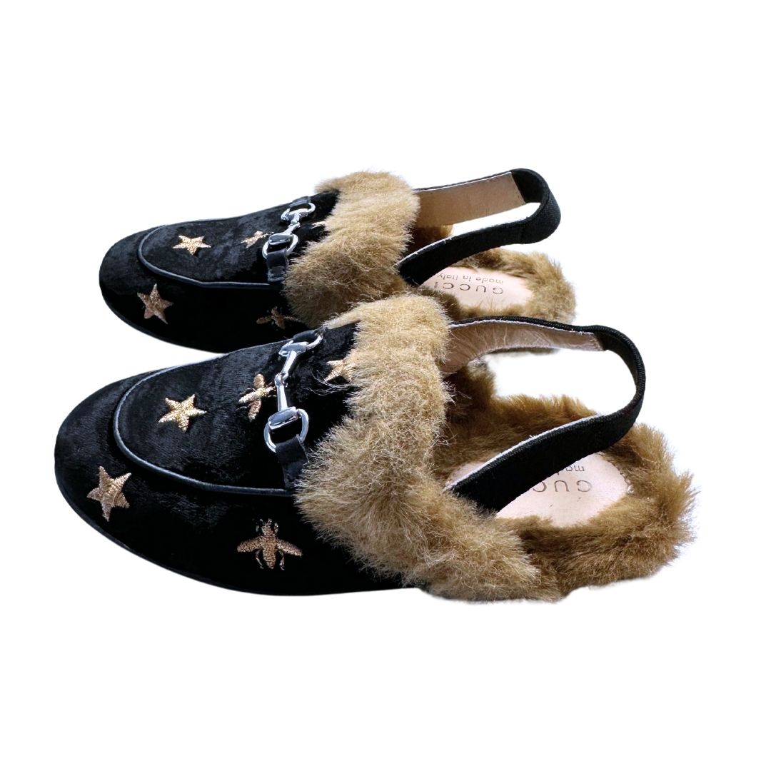 GUCCI – Schwarze Loafer mit goldenen Sternen und Pelz – 25