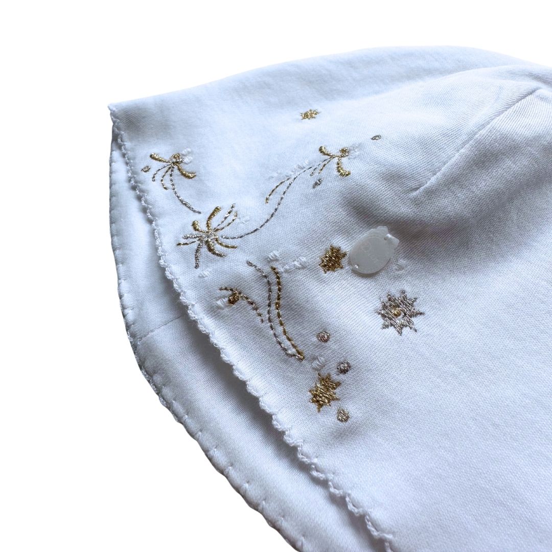 BABY DIOR – Weiße Neugeborenenmütze mit Stickerei – Größe 1