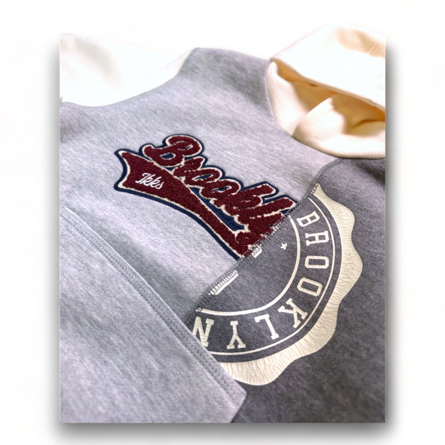 IKKS - Sweat à capucle gris et beige avec imprimés neuf - 4 ans