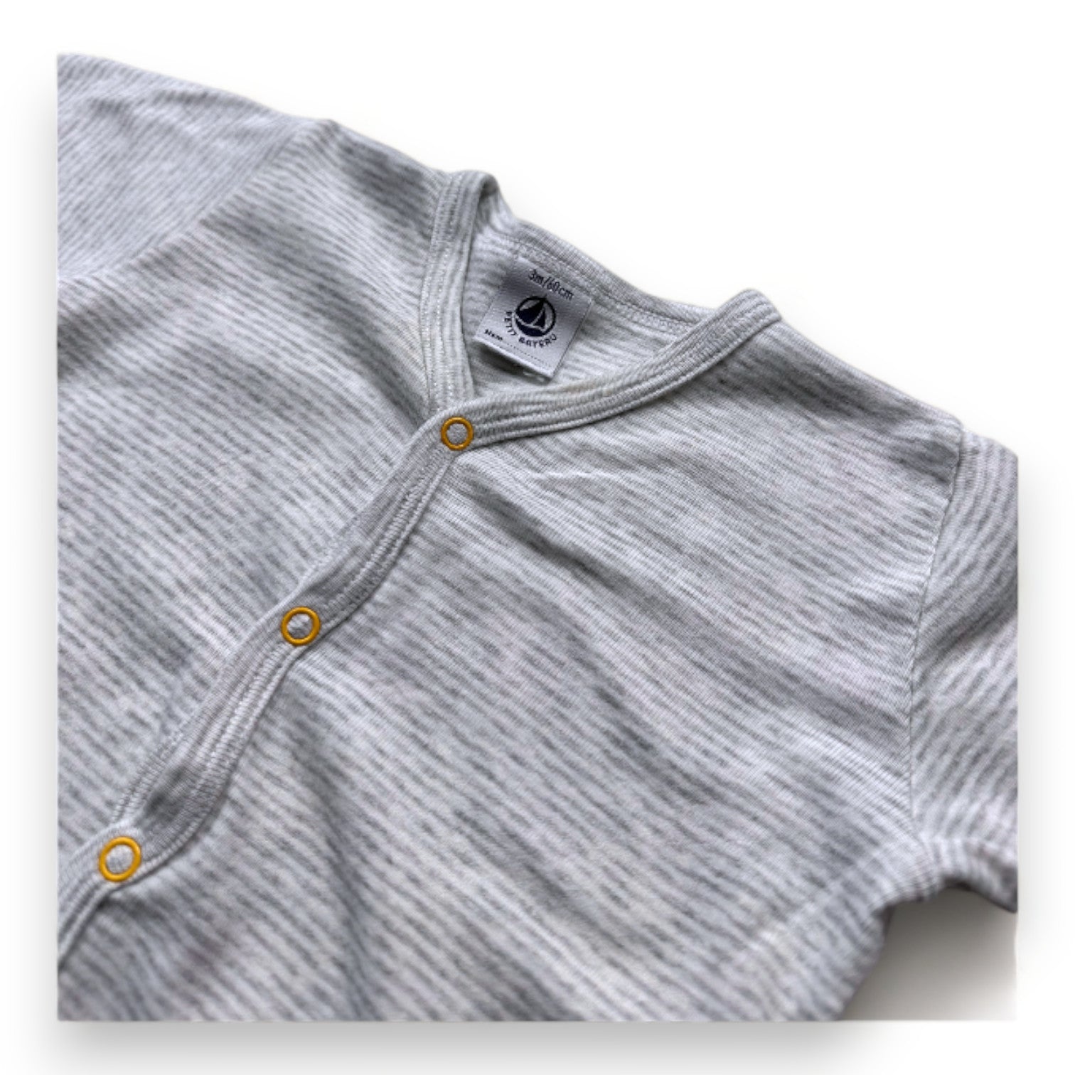 PETIT BATEAU - Grau-weiß gestreifter Pyjama - 3 Monate