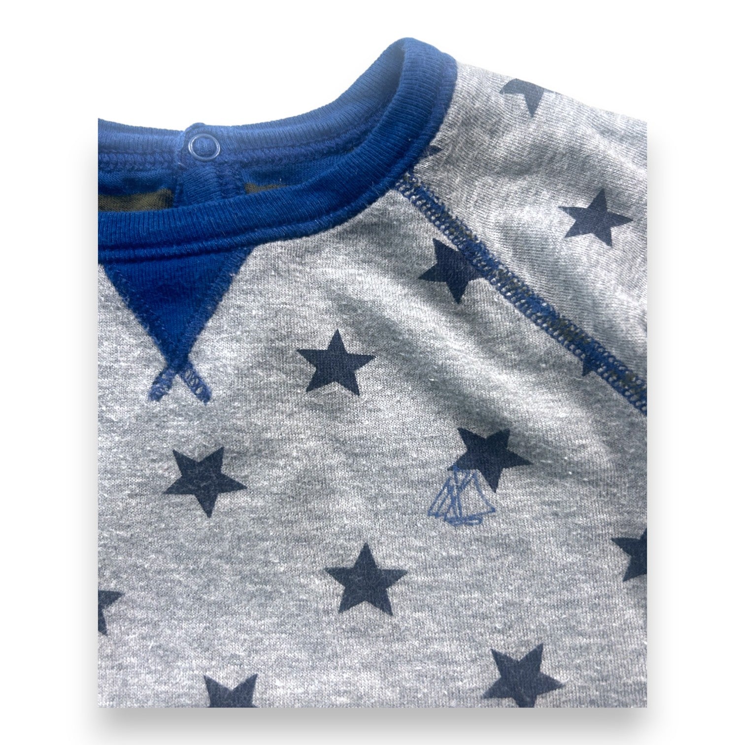 PETIT BATEAU - Langärmliges graues T-Shirt mit blauen Sternen - 18 Monate