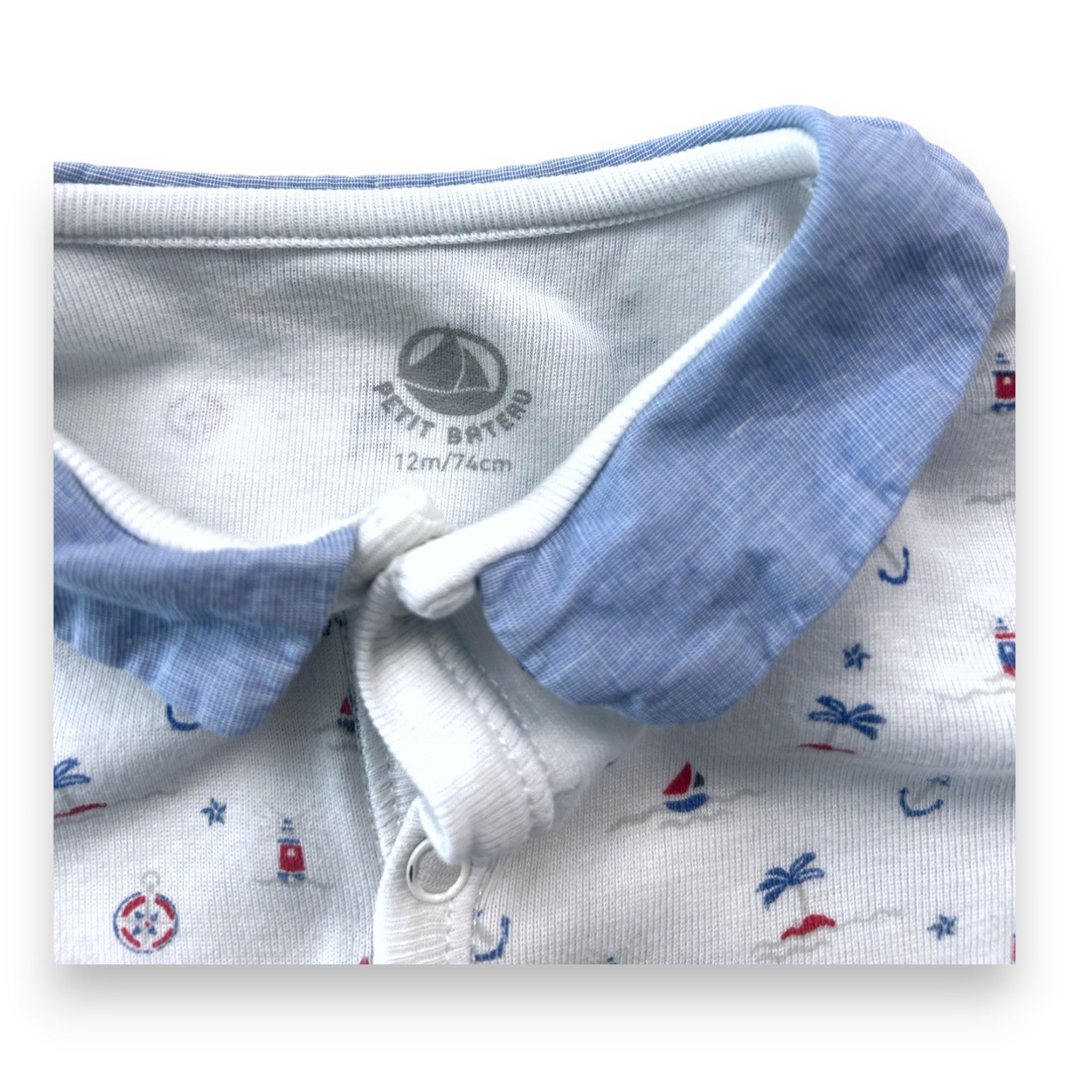 PETIT BATEAU - Weißer Strampler mit Piratenmuster - 12 Monate