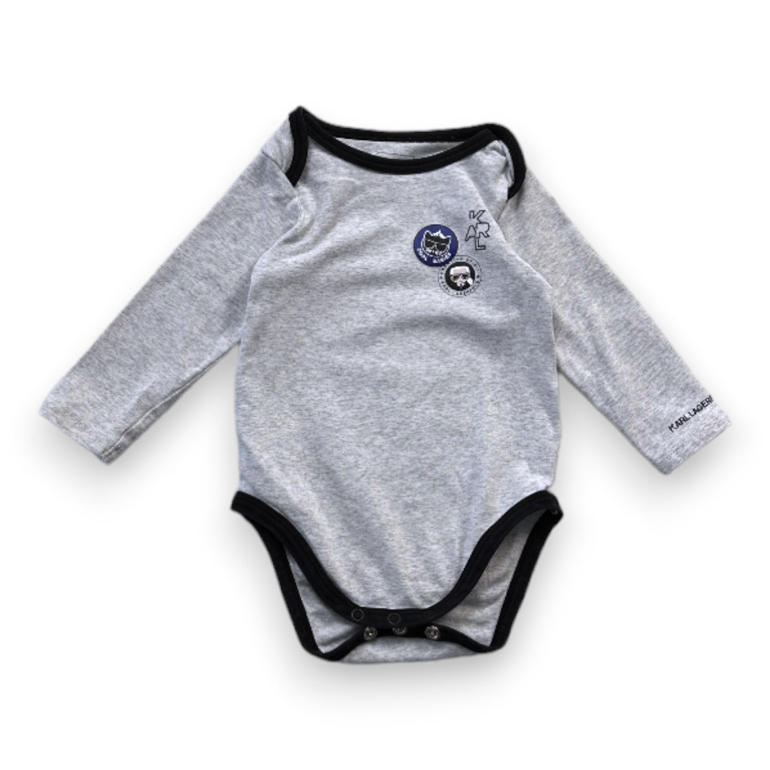 KARL LAGERFELD - Grau-schwarzer Langarm-Body mit Prints - 6 Monate