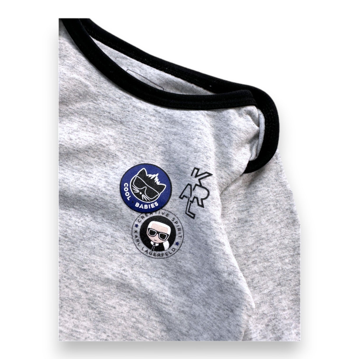 KARL LAGERFELD - Grau-schwarzer Langarm-Body mit Prints - 6 Monate