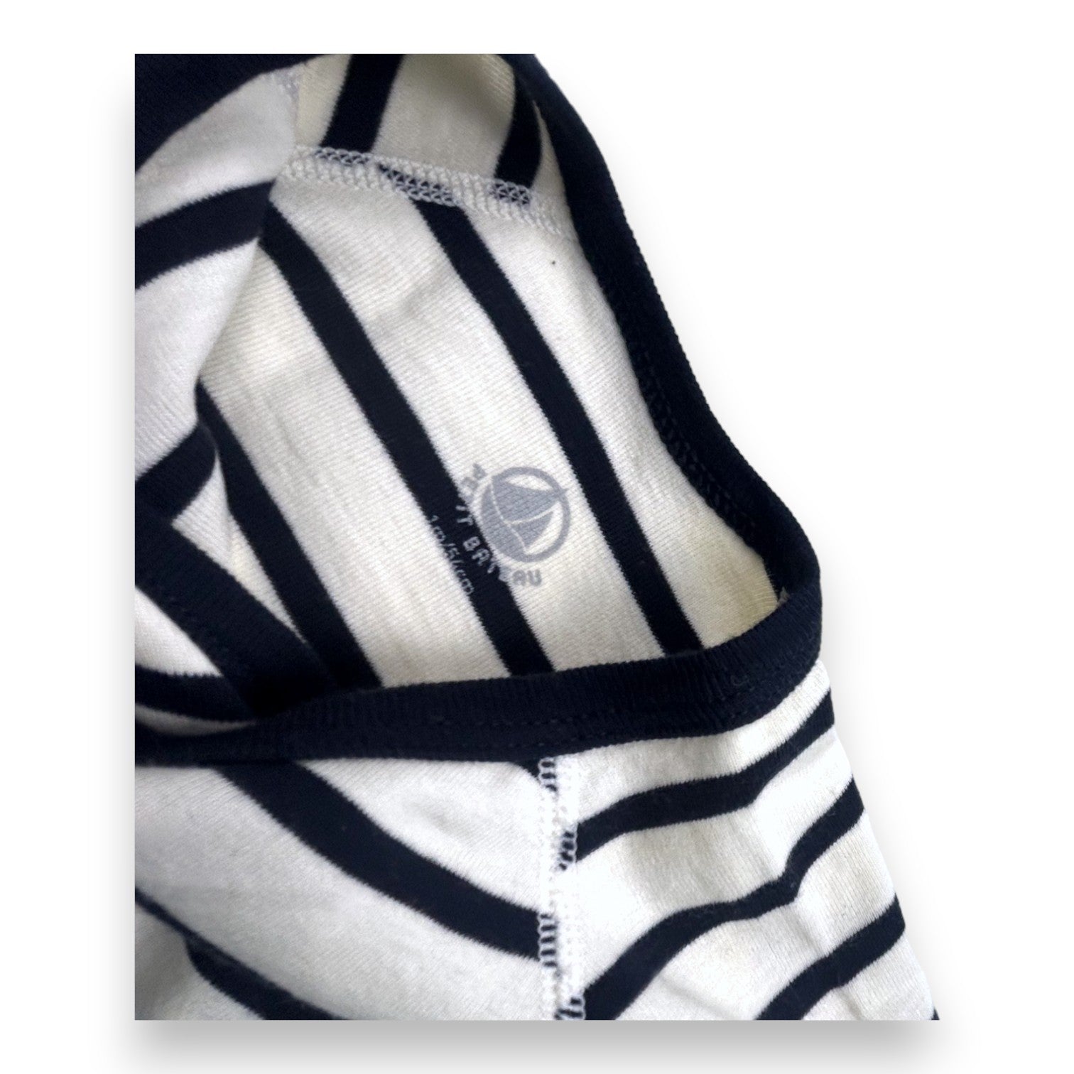 PETIT BATEAU - Body croisé manches longues blanc à rayures noires - 1 mois