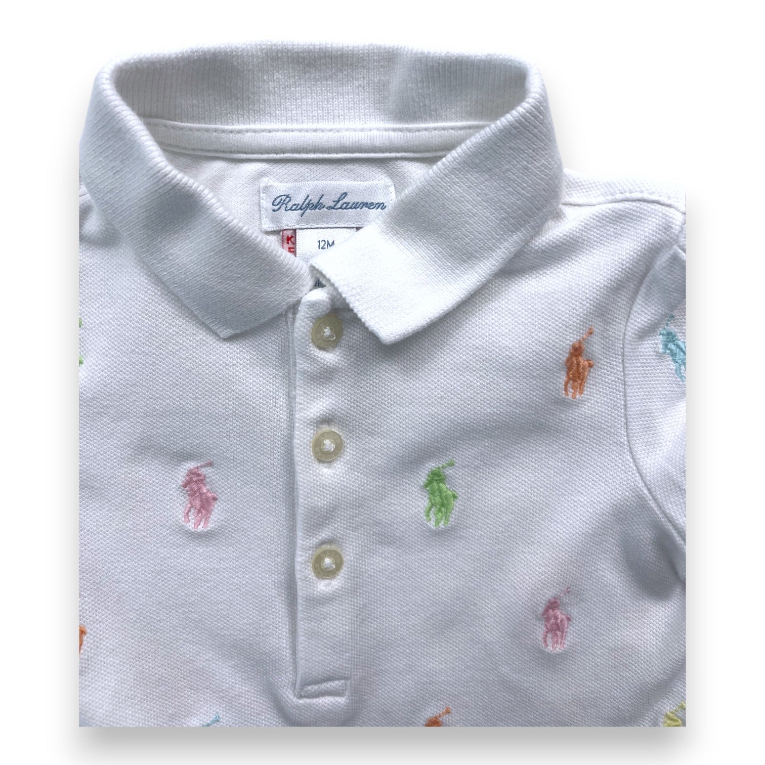 RALPH LAUREN – Weißes Poloshirt mit gestickten bunten Logos – 12 Monate
