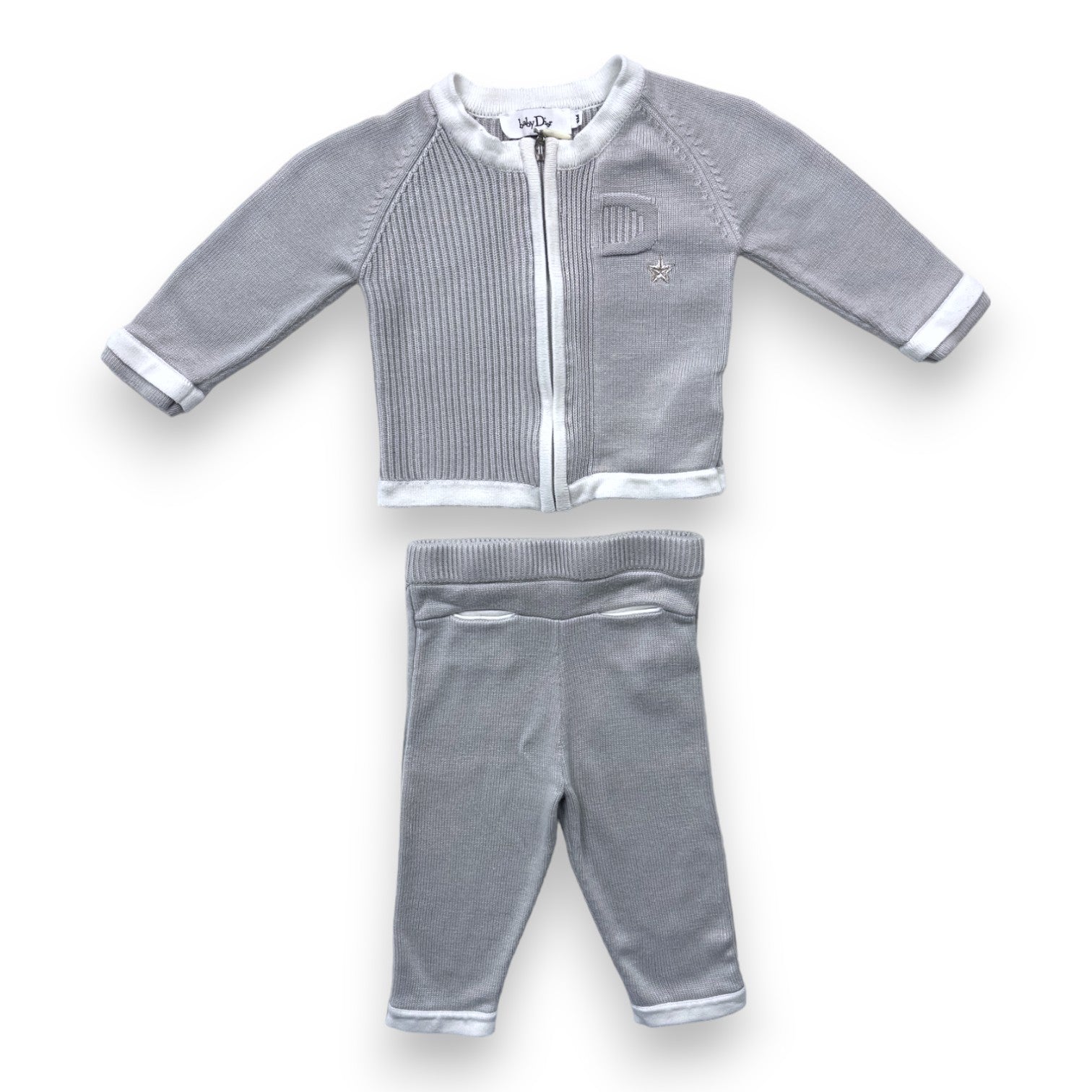 BABY DIOR – Graues Set aus Weste und Hose mit weißem Besatz – 9 Monate