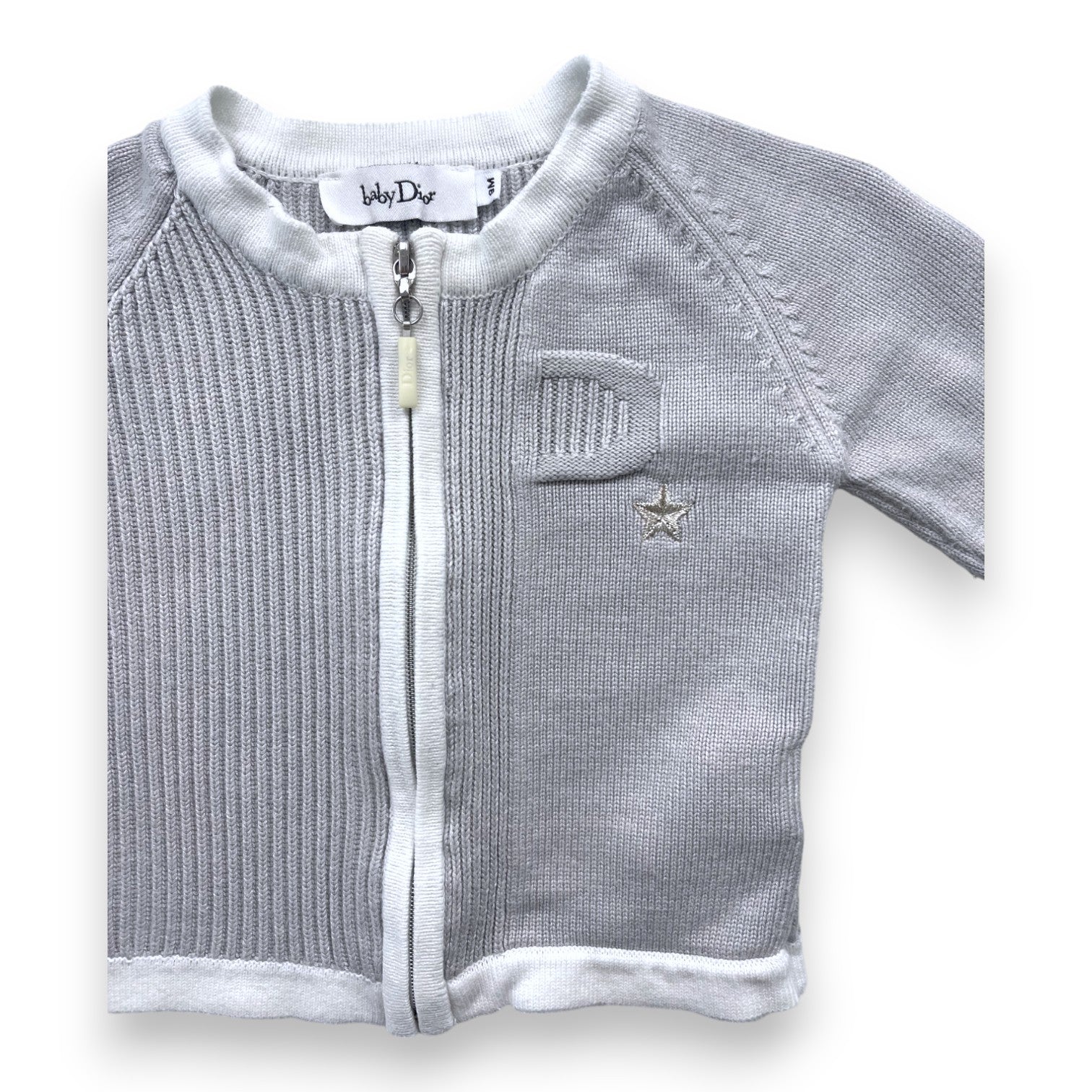 BABY DIOR – Graues Set aus Weste und Hose mit weißem Besatz – 9 Monate