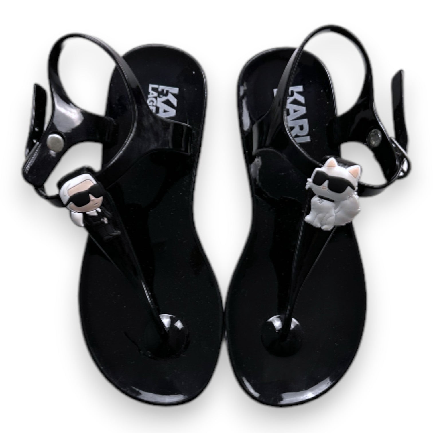 KARL LAGERFELD – Karl & Choupette – Sandalen aus schwarzem Lackleder – 32