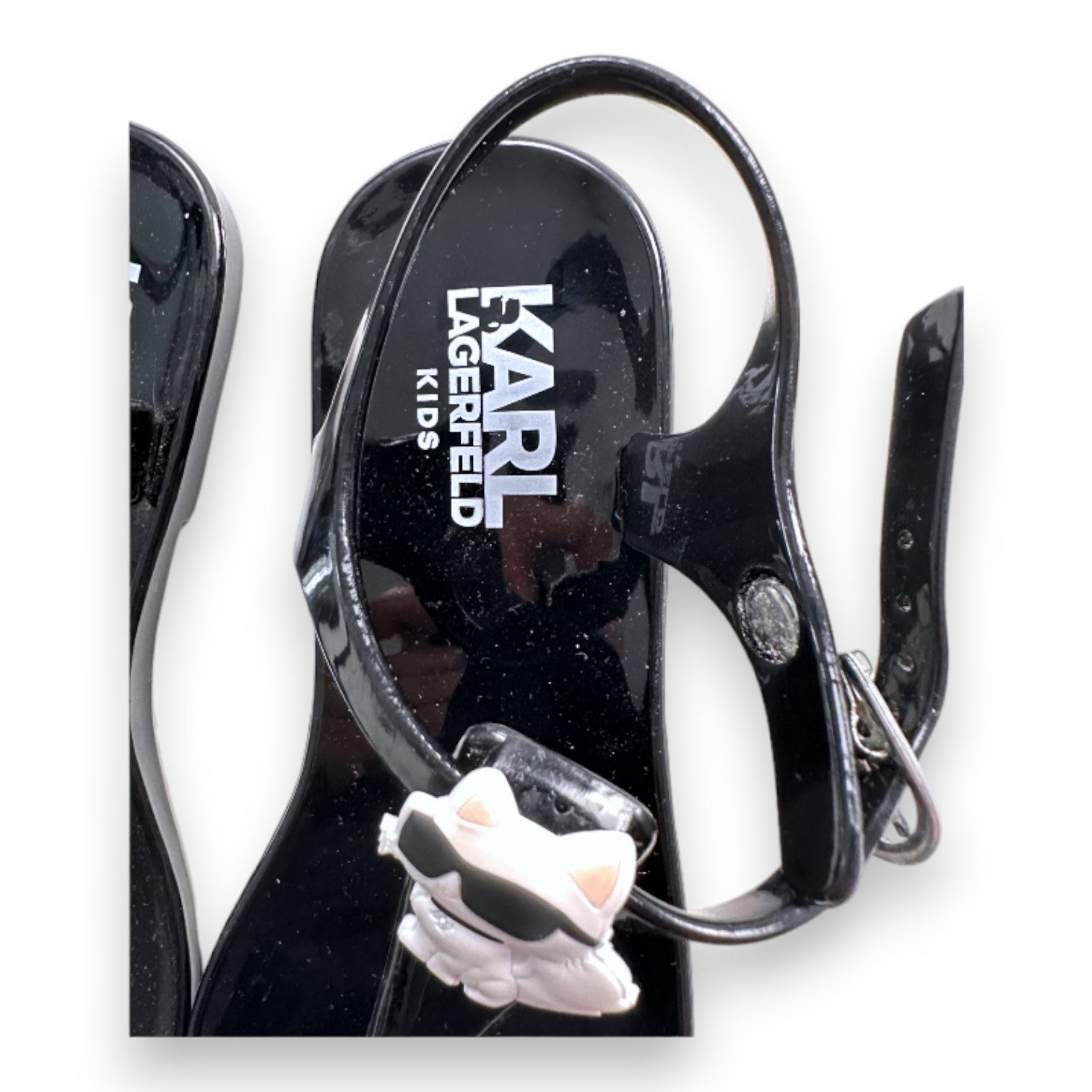 KARL LAGERFELD – Karl & Choupette – Sandalen aus schwarzem Lackleder – 32