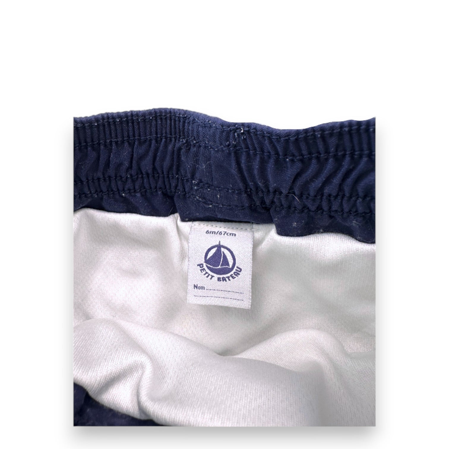PETIT BATEAU - Weiße und blaue Badeshorts mit Aufdrucken - 6 Monate