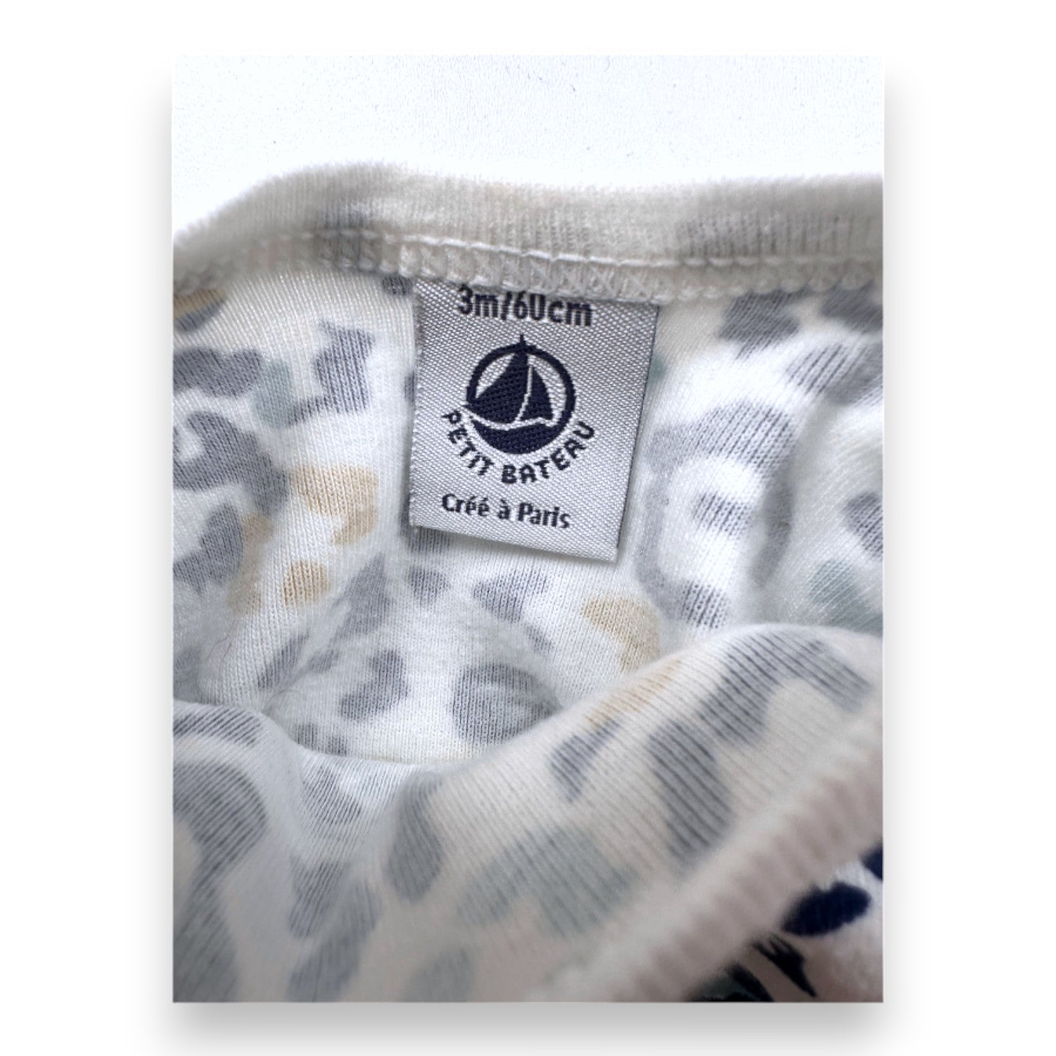 PETIT BATEAU - Weißer Body mit blauem und gelbem Leopardenmuster und langen Ärmeln - 3 Monate