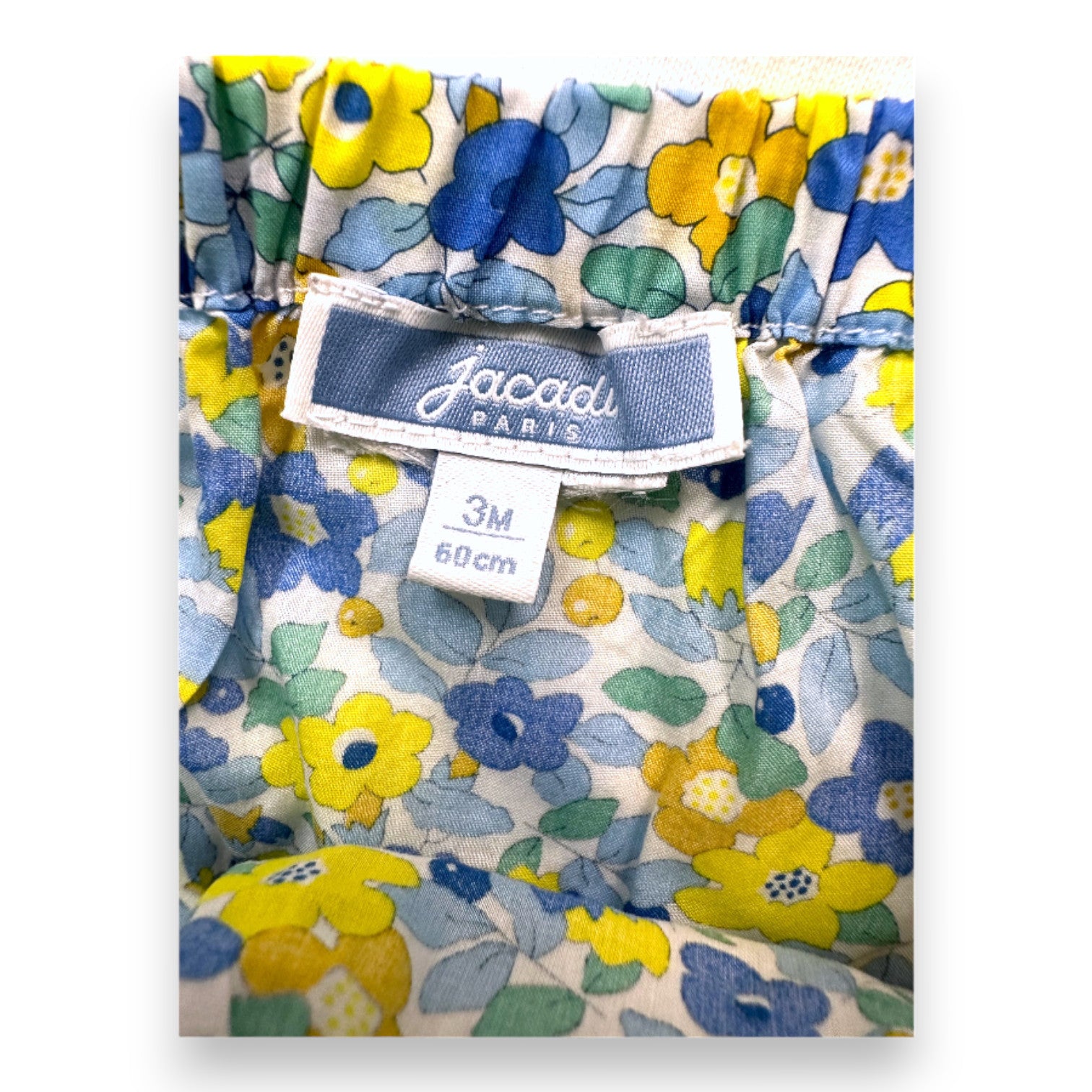 JACADI - Weißes T-Shirt mit gelbem Aufdruck und geblümter Pumphose - 3 Monate