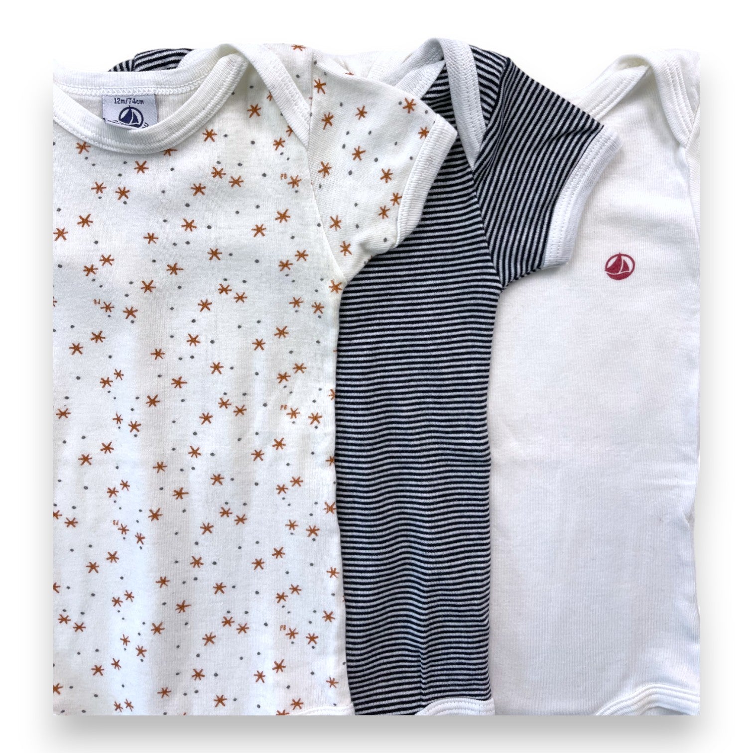 PETIT BATEAU - Set mit 3 gemusterten Bodys - 12 Monate