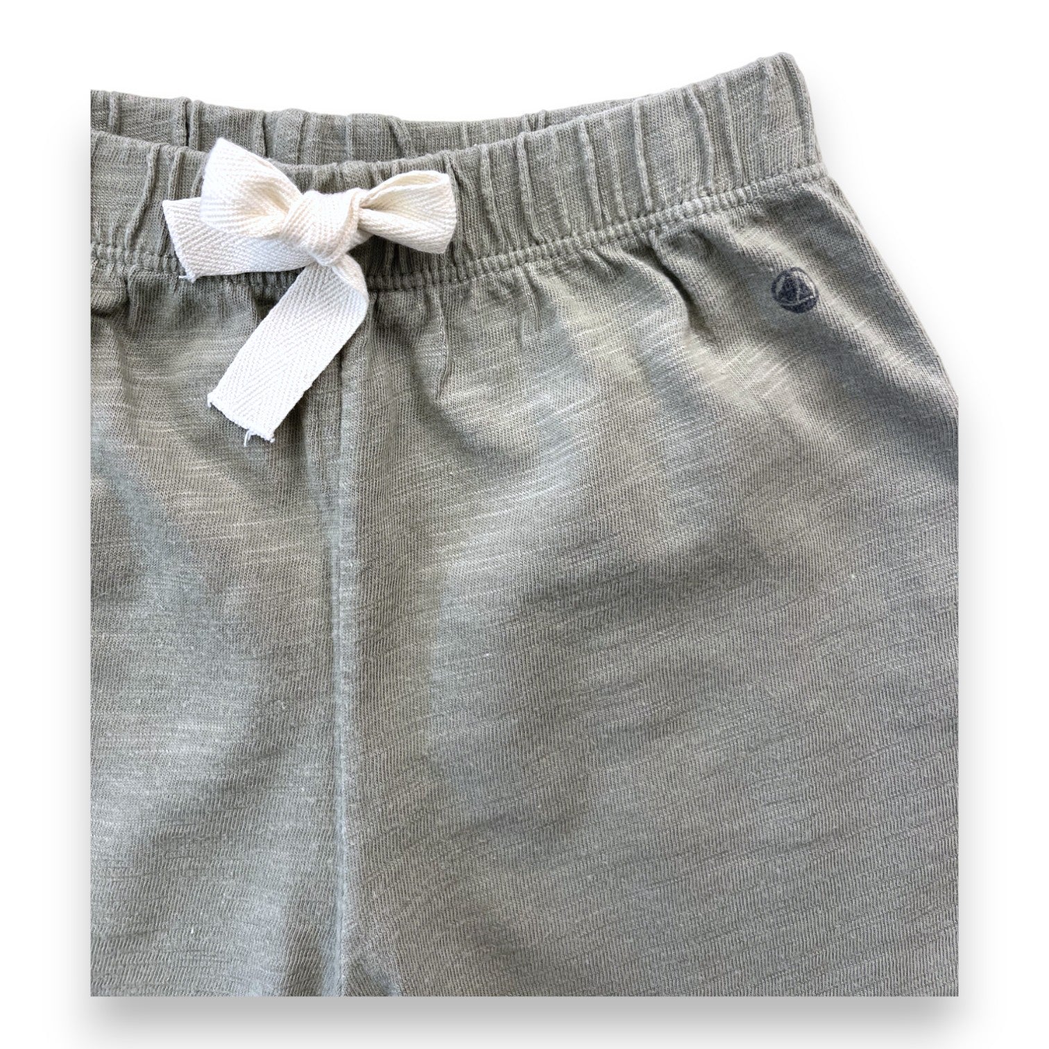 PETIT BATEAU - Khakifarbene Shorts - 2 Jahre