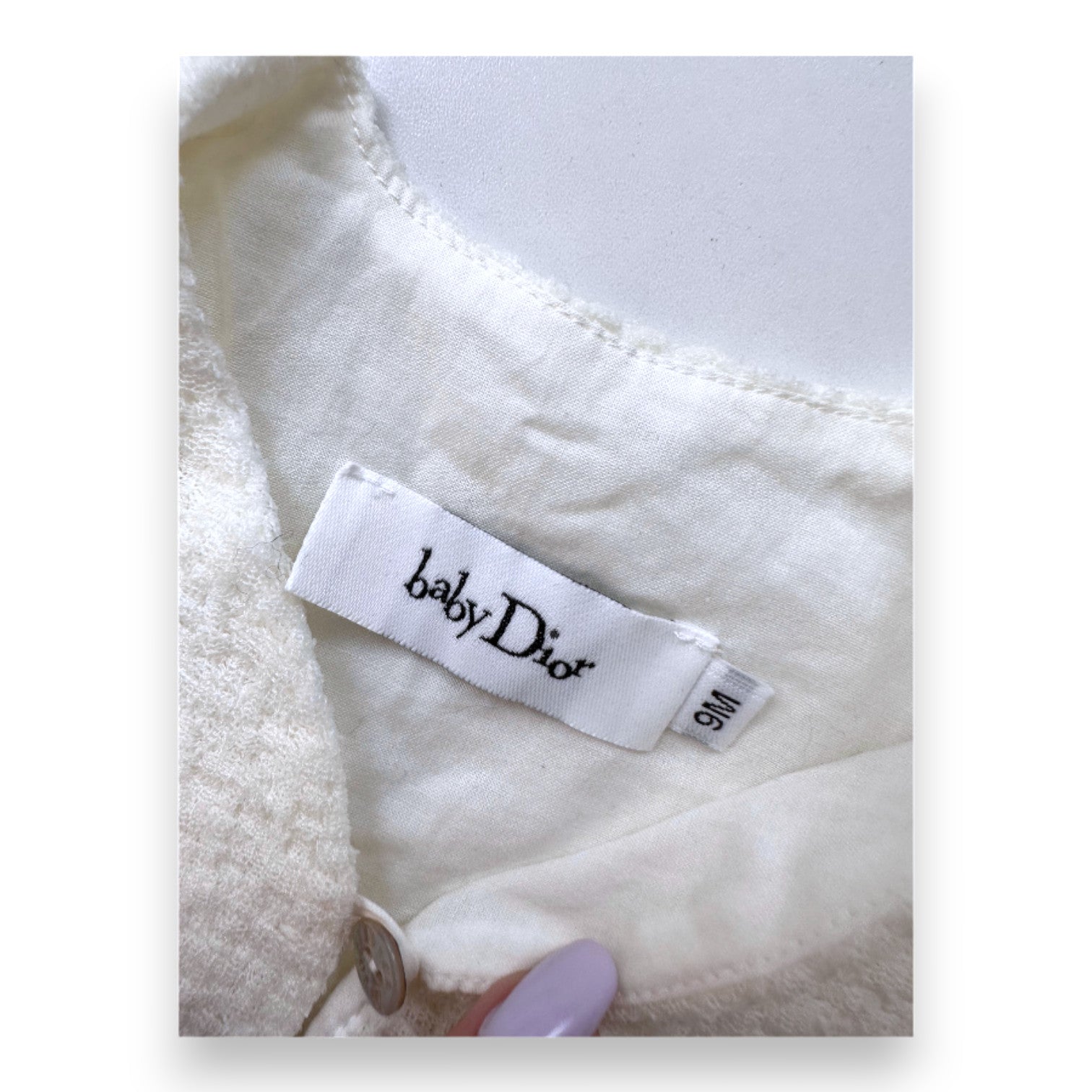 DIOR – Strukturierte weiße ärmellose Strickjacke – 9 Monate