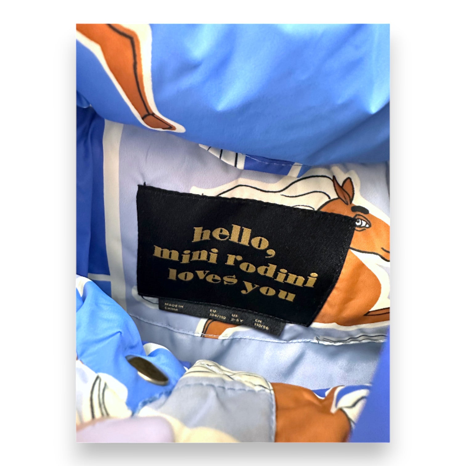 MINI RODINI - Daunenjacke mit blauem Pferde-Print - 3 Jahre