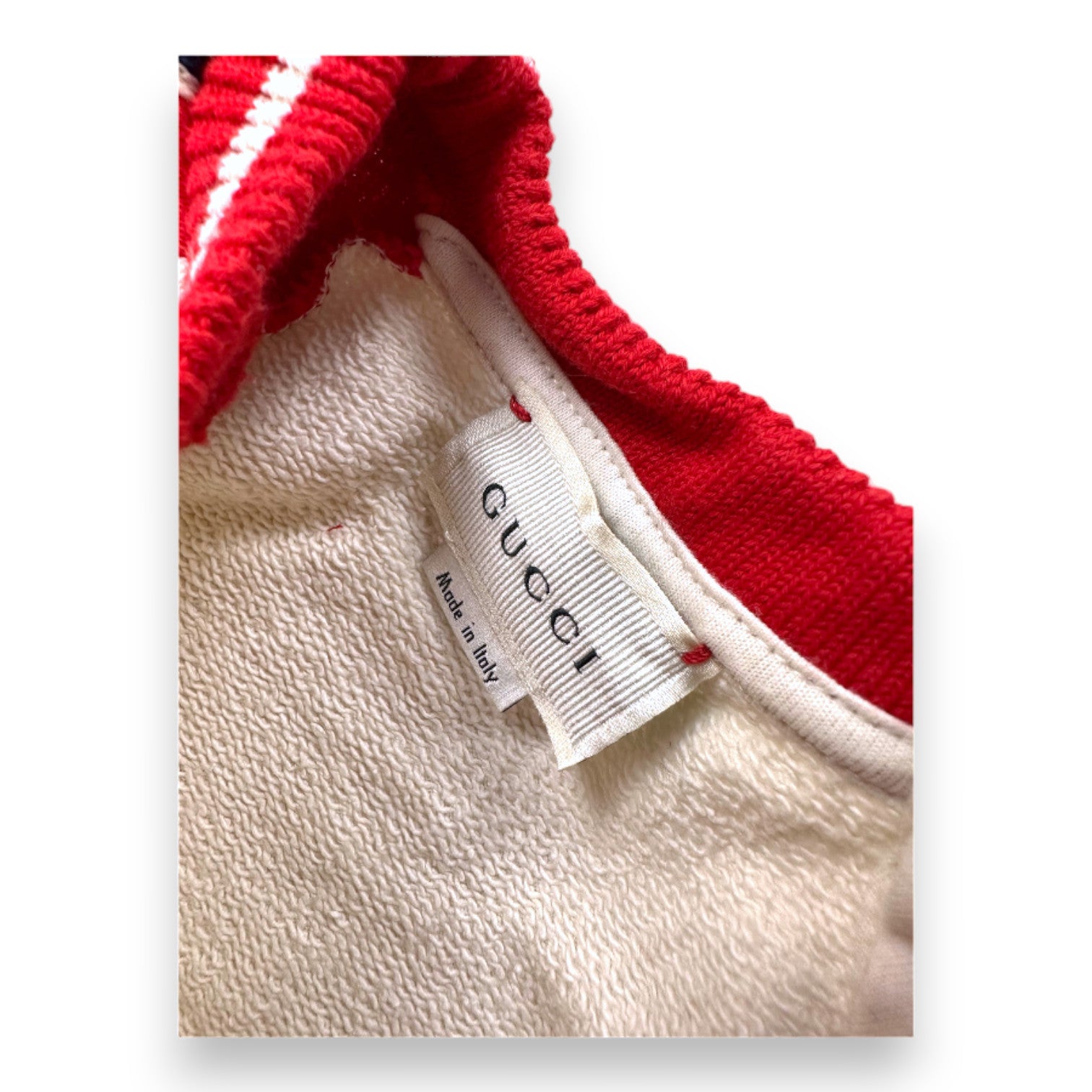 GUCCI – Beiges und rotes Sweatshirt mit Gucci-Logo auf den Ärmeln – 9 Monate