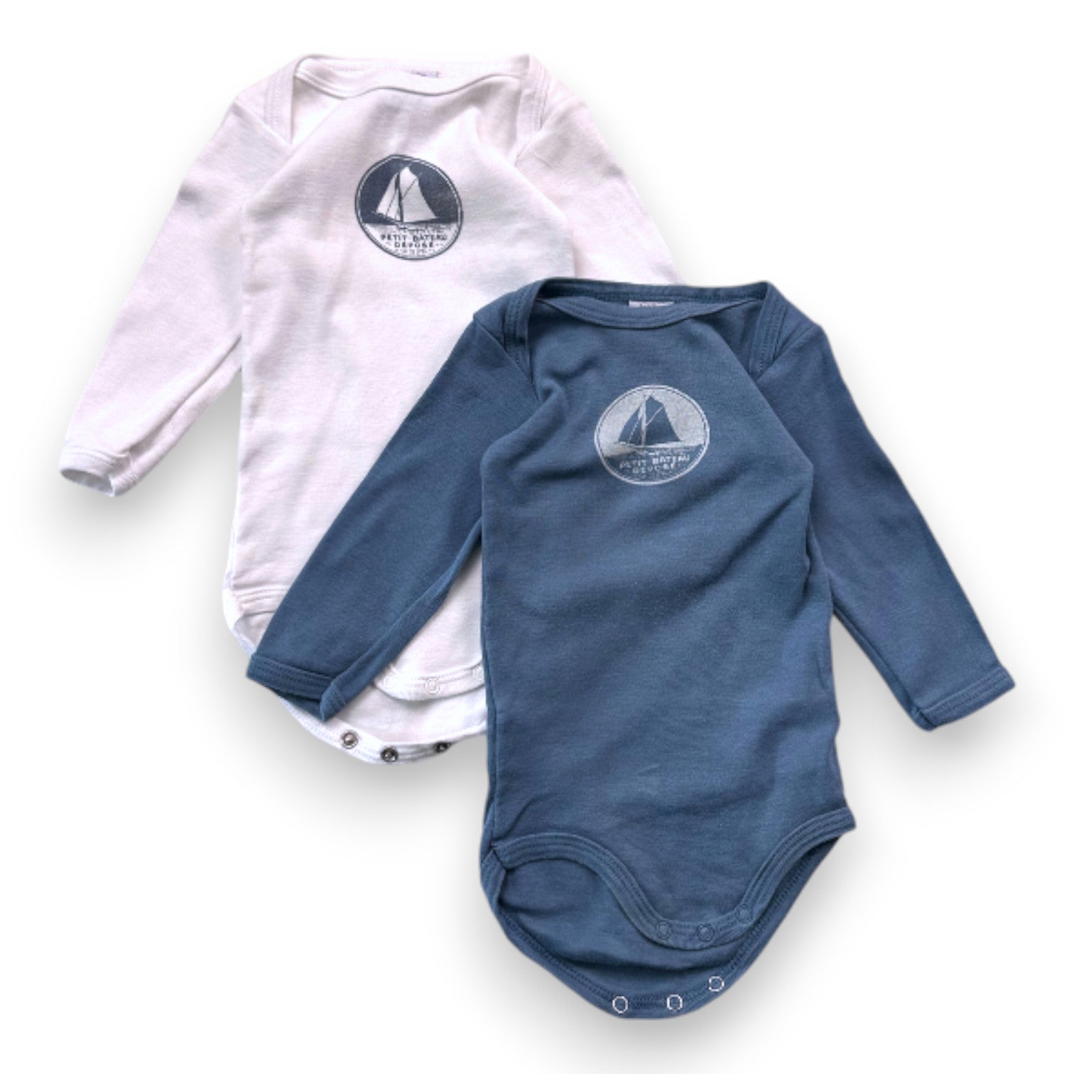 PETIT BATEAU - Set mit 2 blau-weißen Bodys mit langen Ärmeln - 6 Monate