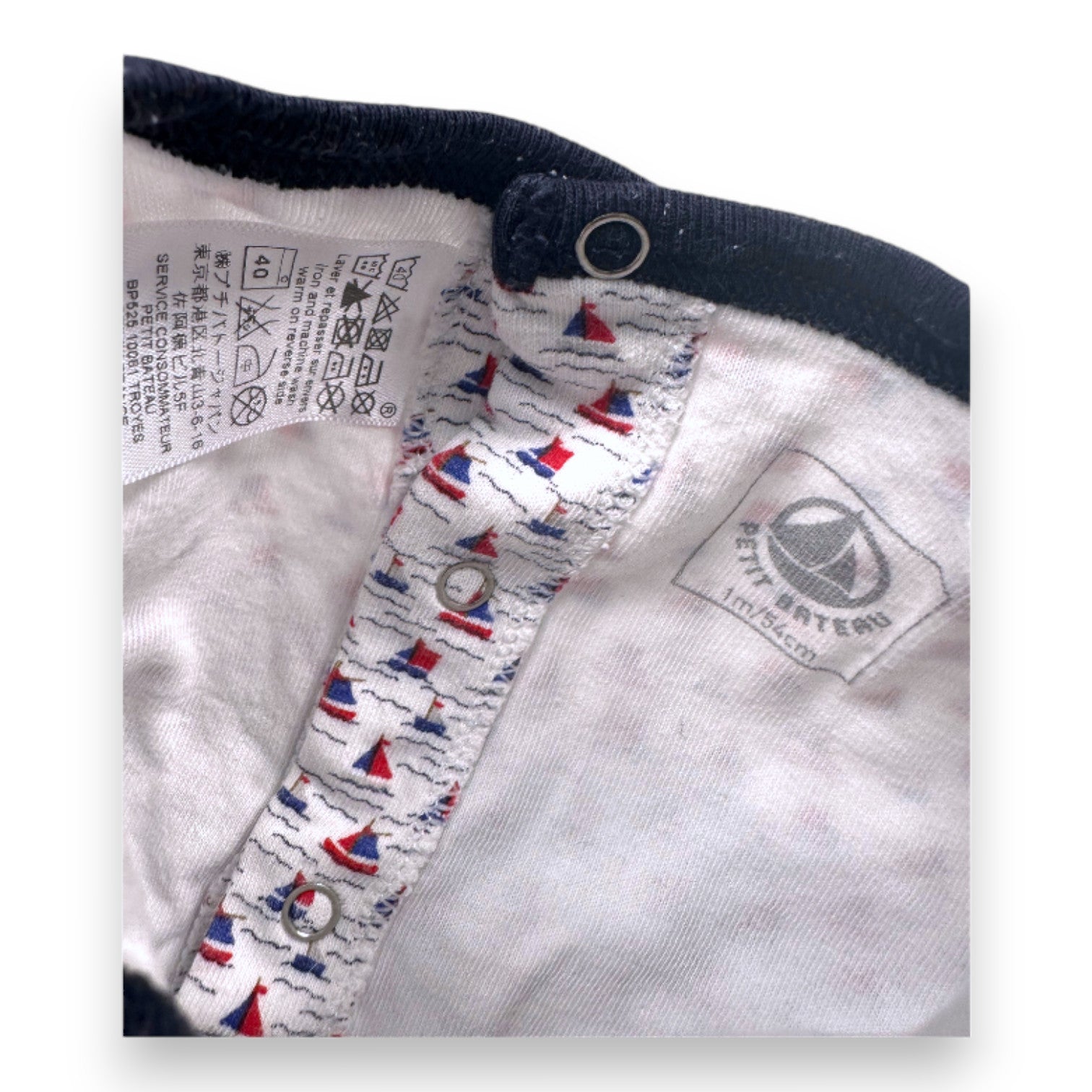 PETIT BATEAU - Weißer Pyjama mit Aufdrucken - 1 Monat