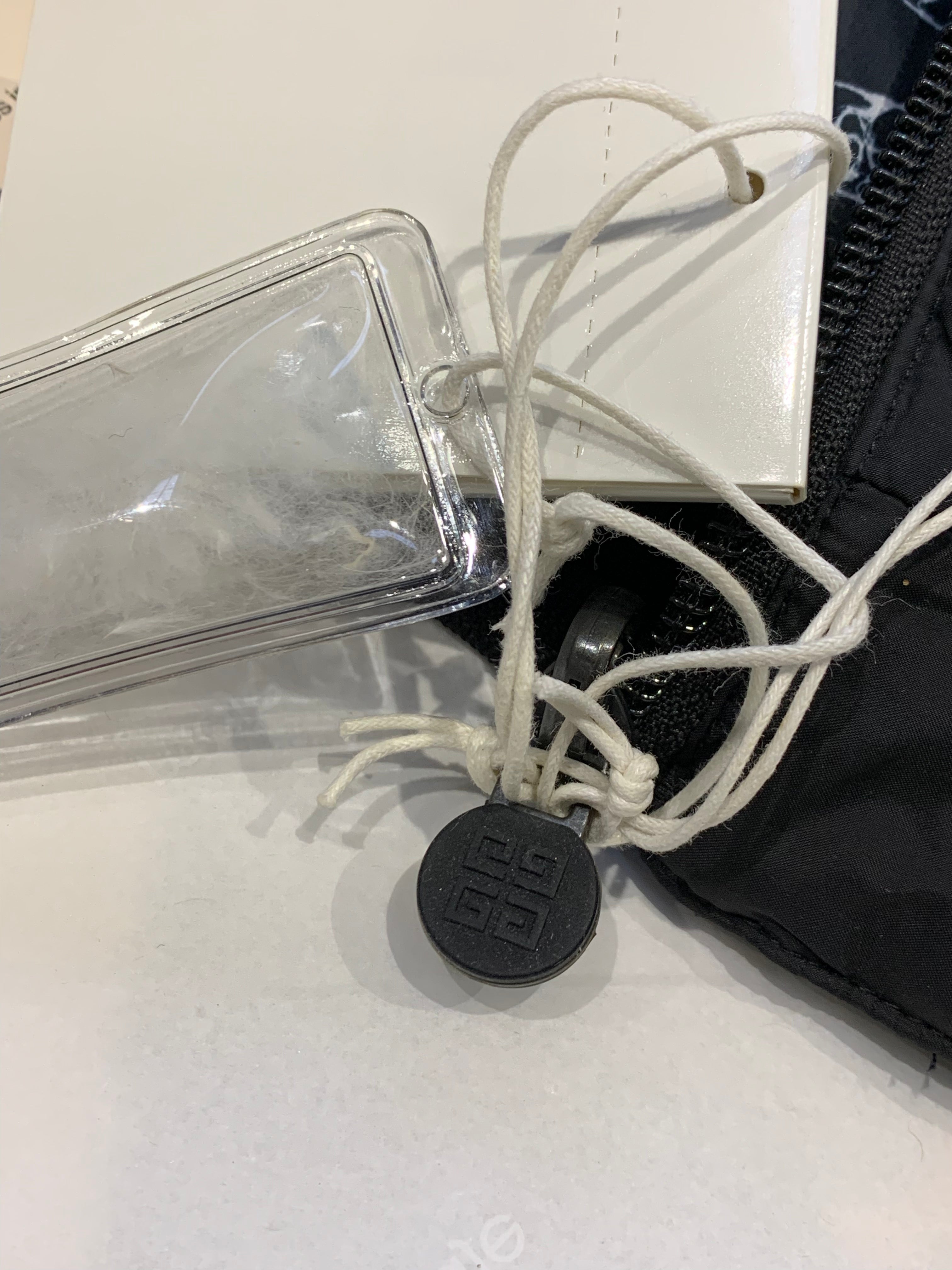 GIVENCHY – DAUNENJACKE – SCHWARZ, WEISS – 6 MONATE