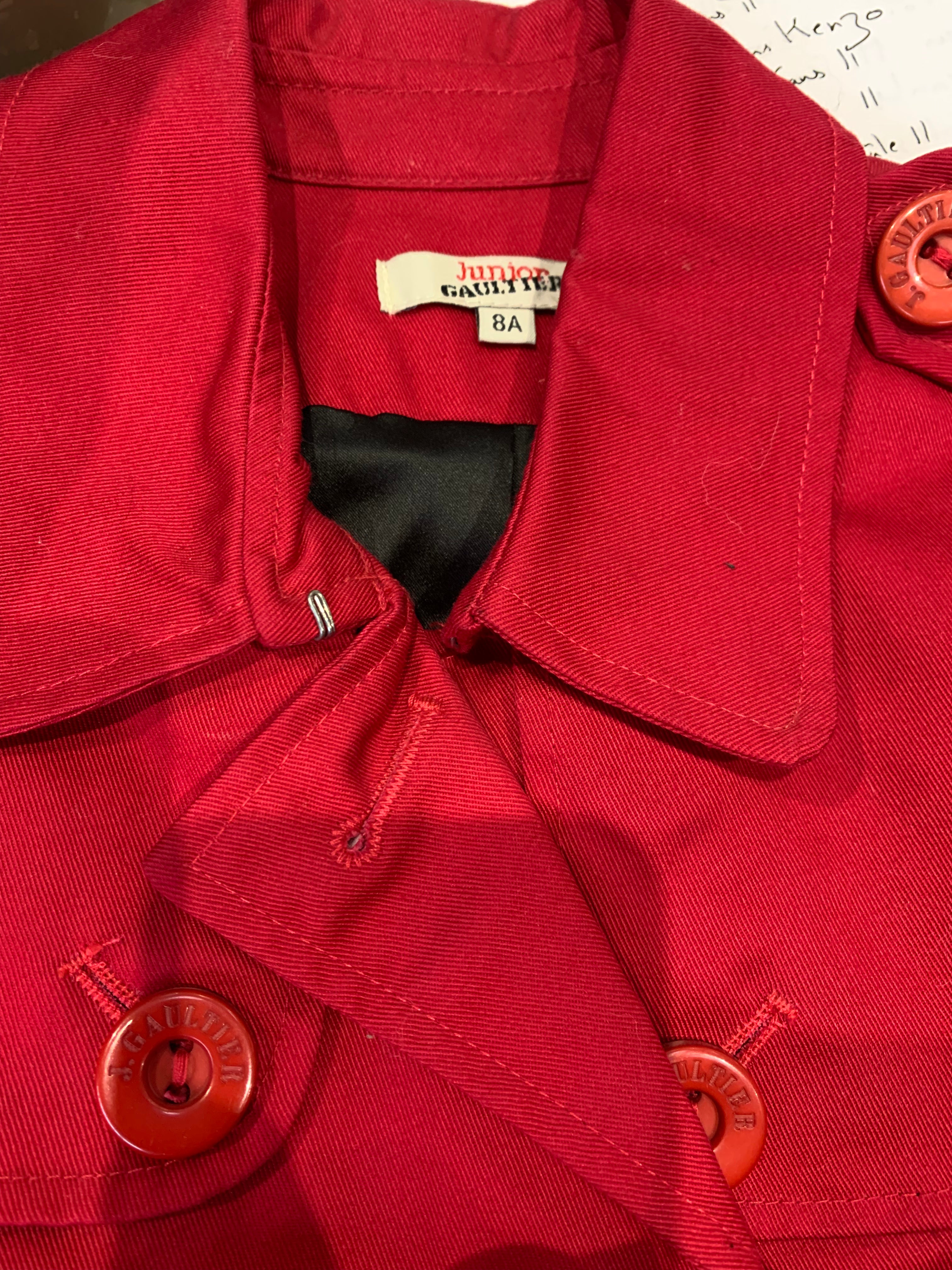 JUNIOR GAULTIER – TRENCHCOAT – ROT – 8 JAHRE
