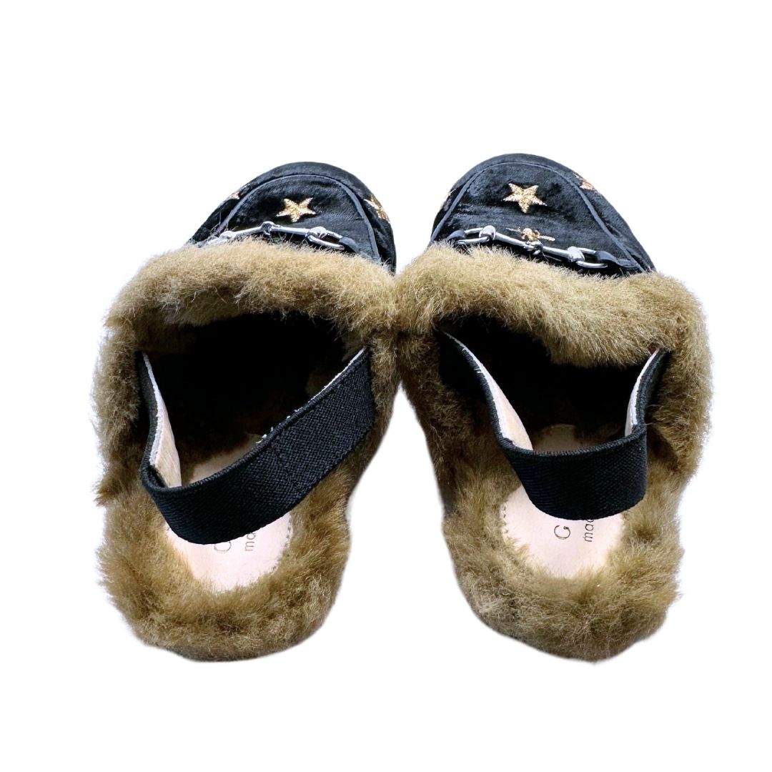 GUCCI – Schwarze Loafer mit goldenen Sternen und Pelz – 25