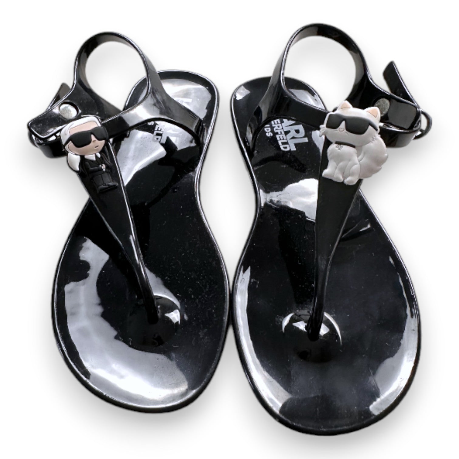 KARL LAGERFELD – Karl &amp; Choupette – Sandalen aus schwarzem Lackleder – 32