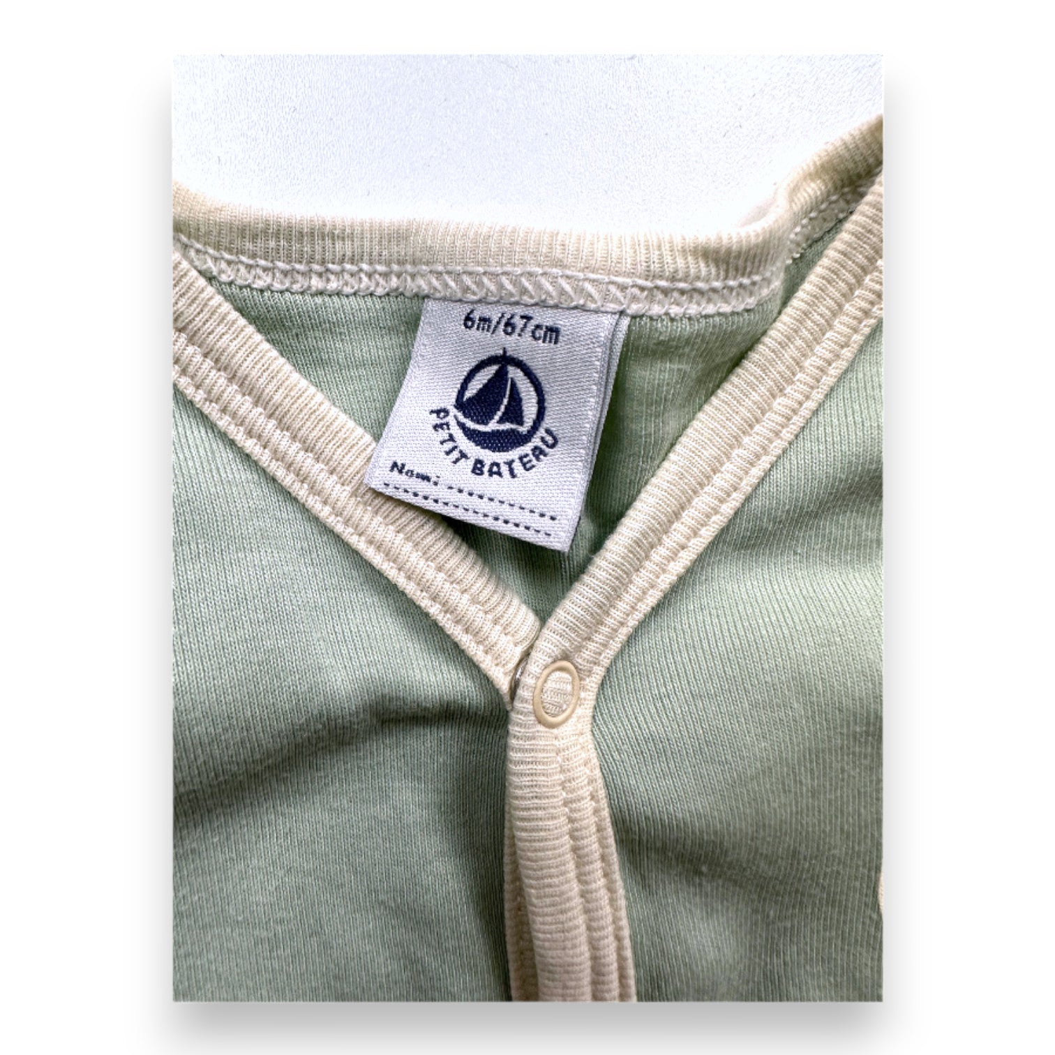 PETIT BATEAU - Grüner und beiger Pyjama mit Aufdruck - 6 Monate