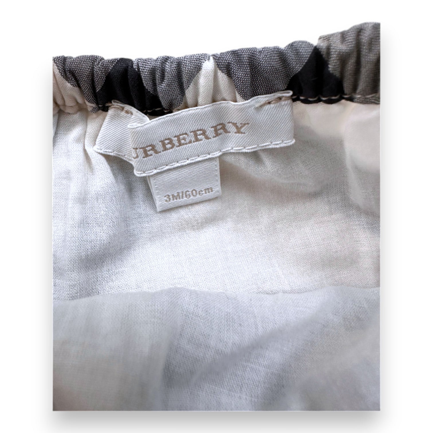 BURBERRY – Set aus weißem Seidenkleid und karierter Pumphose von Burberry – 3 Monate