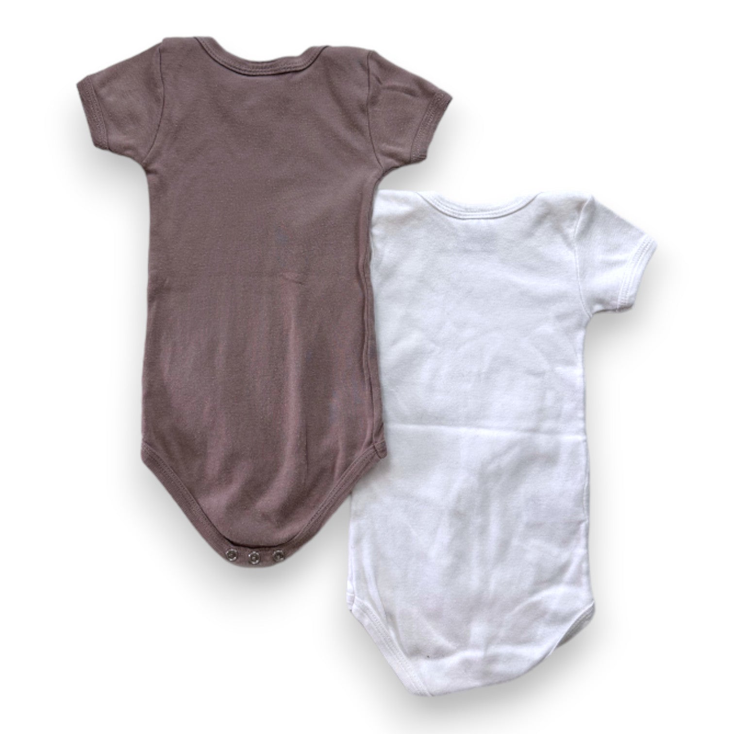 PETIT BATEAU - 2er-Set Kurzarmbodys in Braun und Weiß - 6 Monate